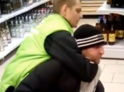 В Воронеже сняли на видео, как сотрудник «Пятерочки» избил покупателя