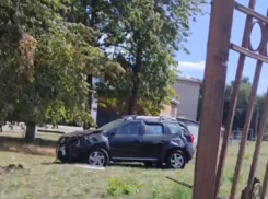 Автомобилист снес забор воронежской школы – опубликовано видео