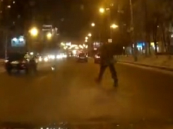 Бросающийся на мчащиеся машины в Воронеже пешеход попал на видео