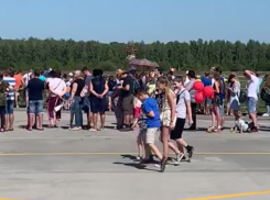 Воронежцы выстроились в гигантскую очередь под палящим солнцем ради старого ТУ-134