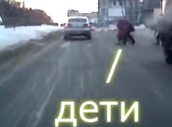 На видео попало, как лихач чуть не сбил на зебре воронежских школьников