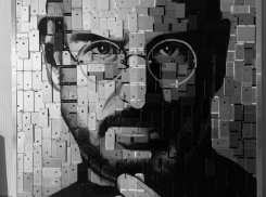 Портрет Стива Джобса выложили из полутысячи айфонов воронежские мастера