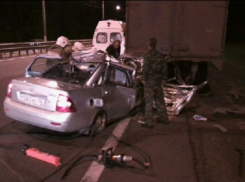 В Каширском районе «Лада Приора» протаранила стоящую на обочине фуру