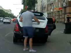 Бесстыдный фокус с подменой автомобильных номеров сняли в Воронеже