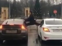 Воронежец сел на шпагат между двух едущих автомобилей и попал на видео