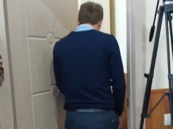 Побег депутата Ширяева с приема граждан сняли на видео в Воронежской области