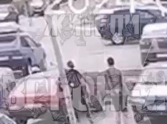 Нелогичный поступок женщины попал на видео в Воронеже