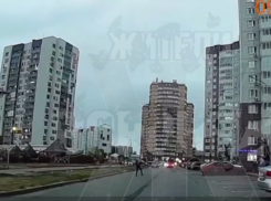 Рискованные танцы ребенка на оживленной дороге попали на видео в Воронеже