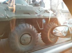 Стремительное господство показала военная техника воронежским автомобилистам