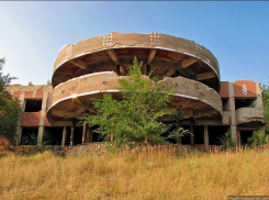 В Воронеже снесли ветхий советский ресторан «Сосновый бор» 