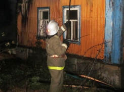 Двух человек вытащили из полыхавшего дома в Воронежской области 