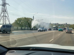 Громадный гейзер внезапно забил из трубы на Вогрэсовском мосту в Воронеже