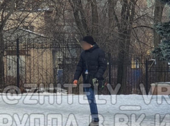 Преследует и пристает к детям: о странном поведении мужчины сообщили в Воронеже