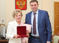 Почетный гражданин Воронежа получила награду из рук мэра Сергея Петрина