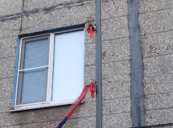 Опубликовано видео, как подростки срывают флаг России в Воронеже 