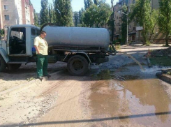 Воронежцы возмутились сливом нечистот на одной из улиц рядом с водохранилищем