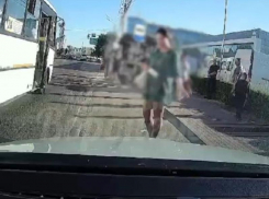 Странный обряд с прокладками «провела» девушка на автобусной остановке в Воронеже