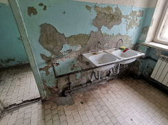 Отваливается плитка и растет черная плесень: нововоронежцы столкнулись с тотальным безразличием УК