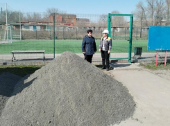 Воронежская компания поделилась 15 тоннами щебенки с детской площадкой в Семилуках