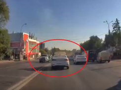 Пешеход почувствовал себя царем дороги и попал на видео в Воронеже