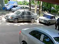 Пнул и уехал: выходка дерзкого ВАЗа попала на видео в Воронеже 