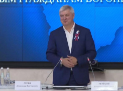 Александр Гусев вручил паспорта юным воронежцам в День России