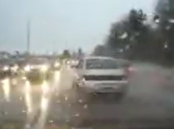 Мокрую подставу от черного джипа показали воронежцам на видео