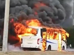 Автобус с 20 пассажирами загорелся в Воронеже