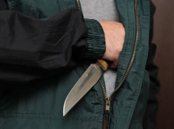 В Воронеже мужчина порезал парня ножом и изнасиловал его девушку