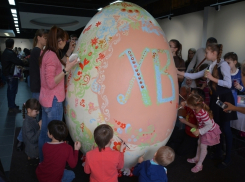 Пасхальное яйцо в человеческий рост расписали в Воронеже