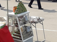 Пирамиду из подозрительной красной икры выложили под Воронежем