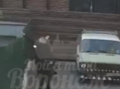 Бил бляхой ремня: карателя парковки засняли на видео в Воронеже