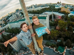 Два руфера сделали селфи с памяткой «безопасного селфи» на высотке в Воронеже 