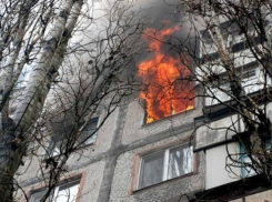 В Воронеже на пожаре погиб мужчина, а двое парней получили ожоги