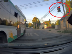 Автобус с надписью «безопасные дороги» наплевал на ПДД в Воронеже