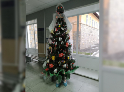 Елка в «ковидном» халате появилась в здании воронежской больницы 