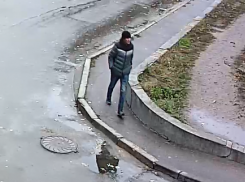 Воронежские полицейские просят помочь в поисках низкорослого грабителя 