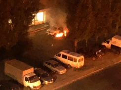 Припаркованный на тротуаре кроссовер сгорел ночью в Воронеже