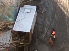 Коммунальная авария превратила воронежскую улицу в каток