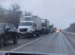 «Бесконечную» пробку засняли на видео под Воронежем