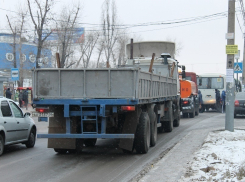 В Воронеже на 9 Января водители стоят в заторе и жгут бензин, а пешеходы выскакивают из-за автобусов под колеса машин