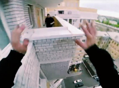 В сети появилось экстремальное видео, как воронежские паркурщики, рискуя жизнью, прыгают по крышам многоэтажек 