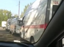 «Скорые» встали в гигантскую очередь у вновь открытого ковидного корпуса в Воронеже 