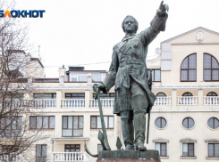 Памятник императору Петру I открылся 162 года назад в центре города