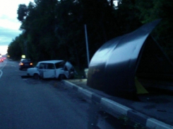 После жуткого столкновения с автобусной остановкой под Воронежем трое оказались в больнице