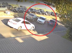 Таксист спровоцировал аварию и уехал с места в Воронеже
