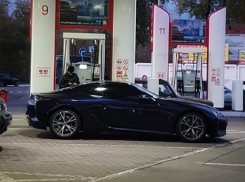 Футуристичный спорткар сняли у заправки в Воронеже 