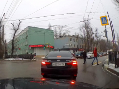 Вперед, назад, вперед: пешехода с «интересным» маршрутом засняли в Воронеже