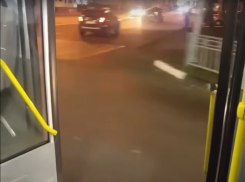 «С ветерком»: поездка маршрутки с отрытой дверью попала на видео в Воронеж