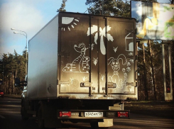 Грязный грузовик сравнили с произведением искусства в Воронеже 